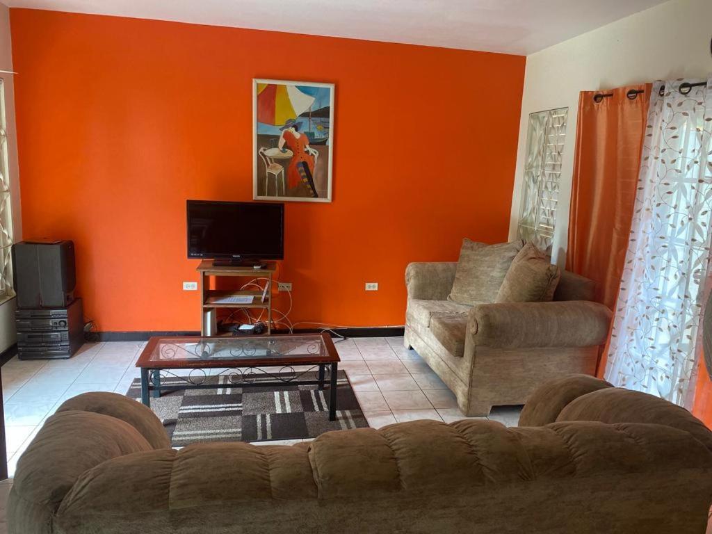 Finest Accommodation Renfrew Place 1 Bedroom Apt # 42 New Kgn 4--12 Renfrew Rd كينغستون المظهر الخارجي الصورة