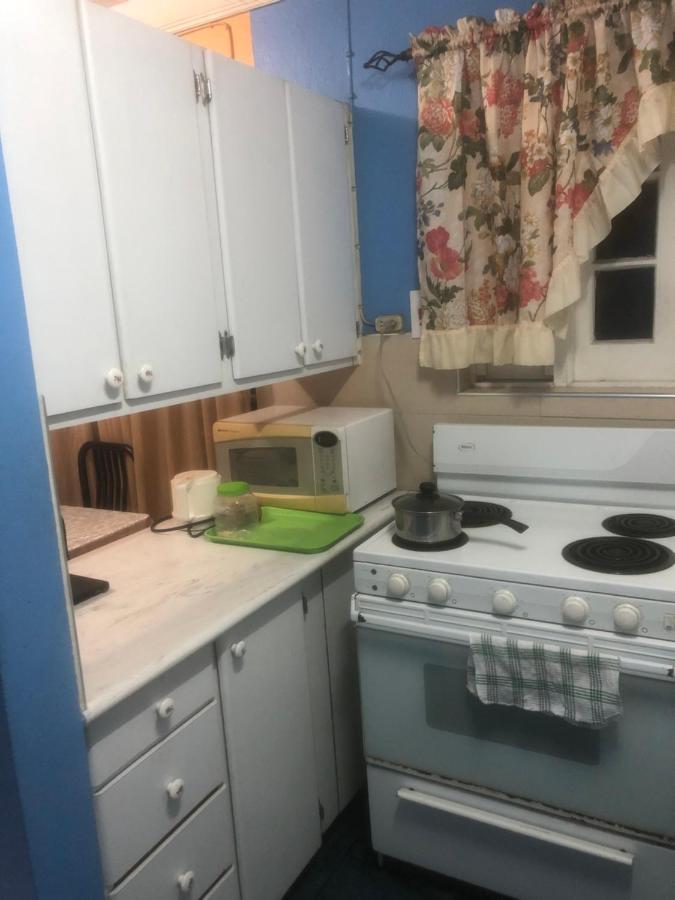 Finest Accommodation Renfrew Place 1 Bedroom Apt # 42 New Kgn 4--12 Renfrew Rd كينغستون المظهر الخارجي الصورة