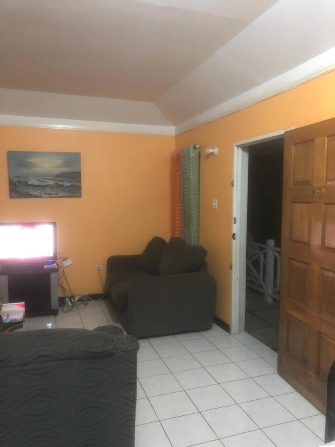 Finest Accommodation Renfrew Place 1 Bedroom Apt # 42 New Kgn 4--12 Renfrew Rd كينغستون المظهر الخارجي الصورة