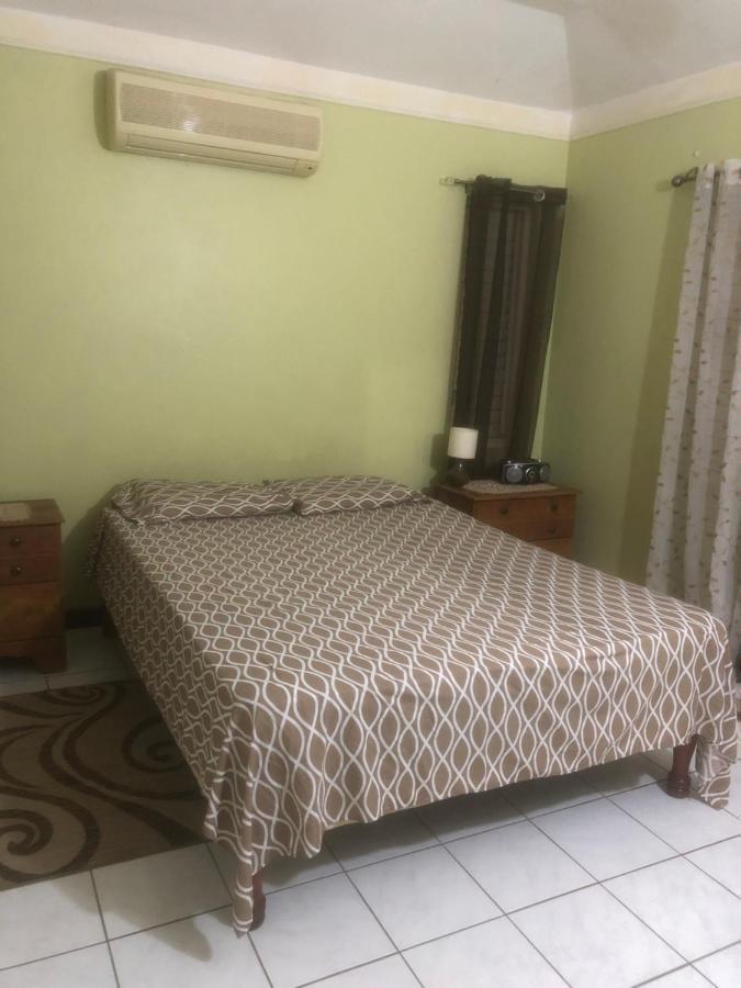 Finest Accommodation Renfrew Place 1 Bedroom Apt # 42 New Kgn 4--12 Renfrew Rd كينغستون المظهر الخارجي الصورة