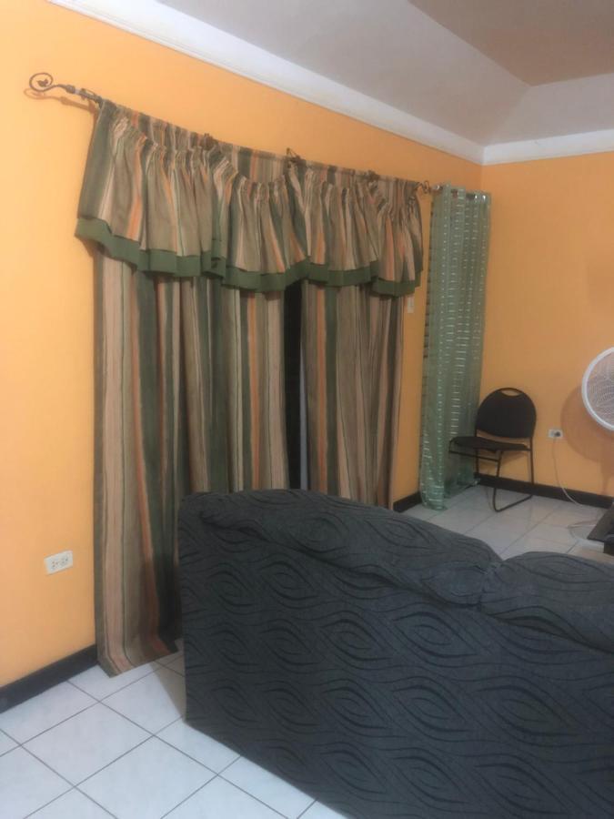 Finest Accommodation Renfrew Place 1 Bedroom Apt # 42 New Kgn 4--12 Renfrew Rd كينغستون المظهر الخارجي الصورة