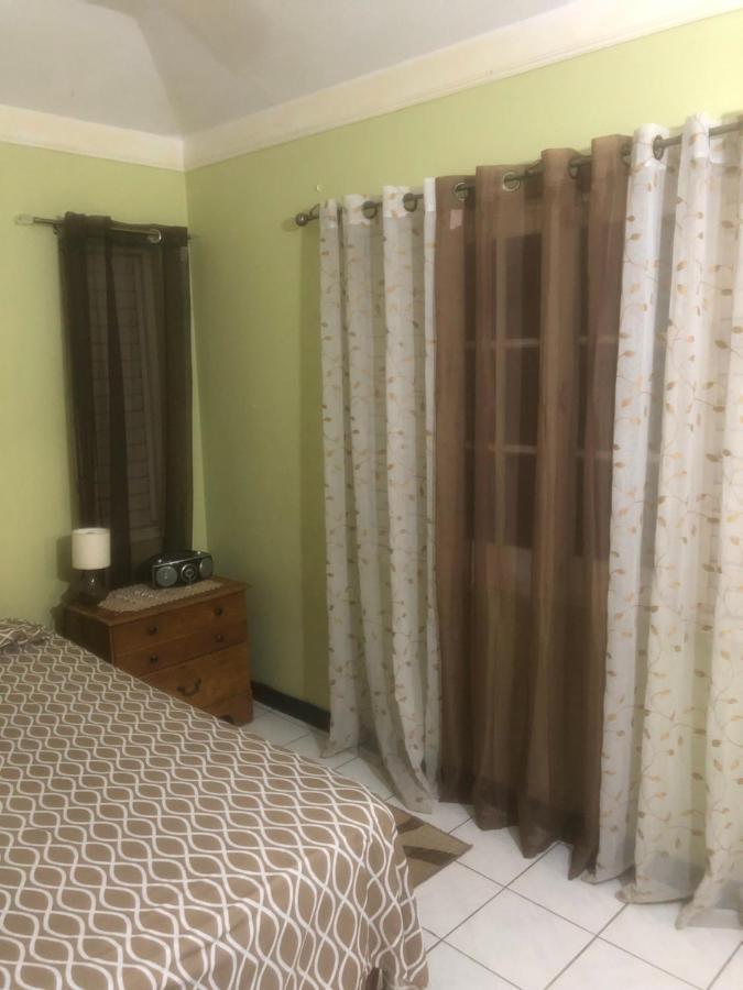 Finest Accommodation Renfrew Place 1 Bedroom Apt # 42 New Kgn 4--12 Renfrew Rd كينغستون المظهر الخارجي الصورة