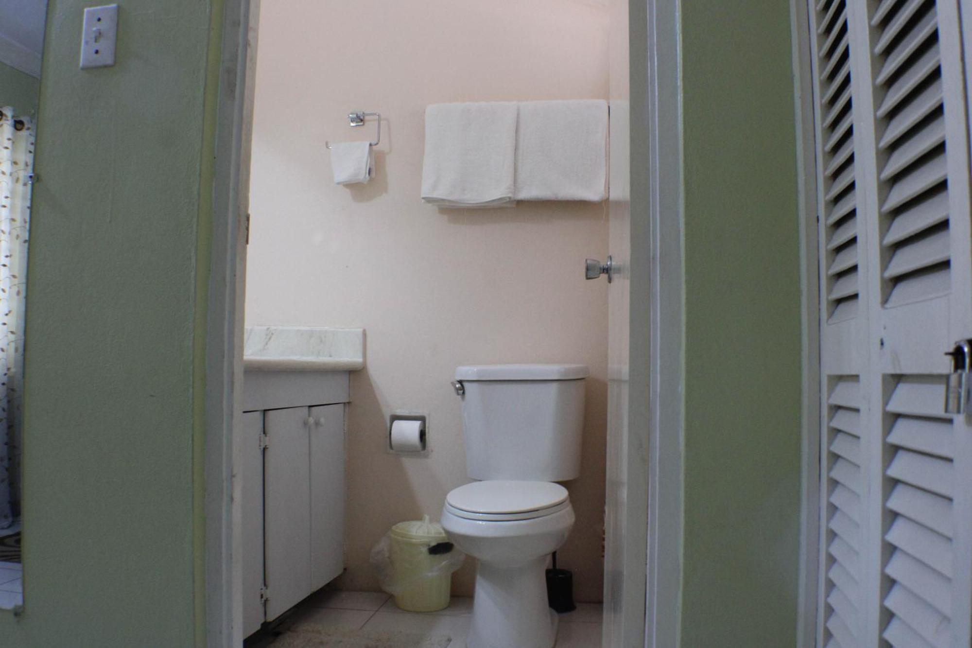 Finest Accommodation Renfrew Place 1 Bedroom Apt # 42 New Kgn 4--12 Renfrew Rd كينغستون المظهر الخارجي الصورة