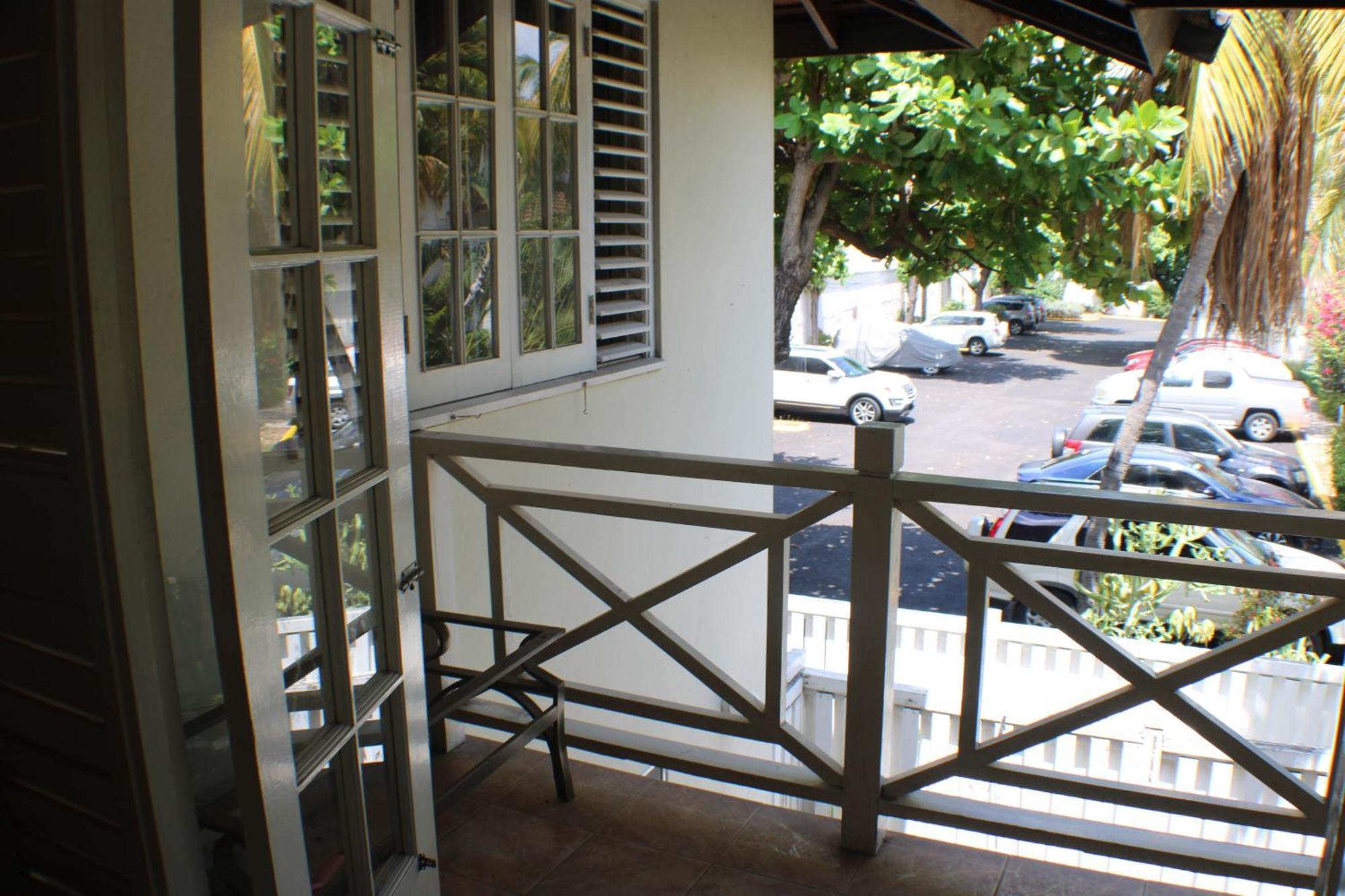Finest Accommodation Renfrew Place 1 Bedroom Apt # 42 New Kgn 4--12 Renfrew Rd كينغستون المظهر الخارجي الصورة